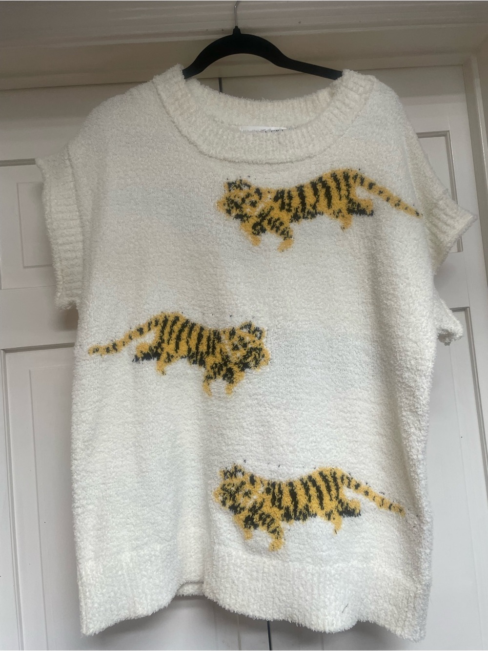 Cozy Cream Women’sTiger Knit Top Size L